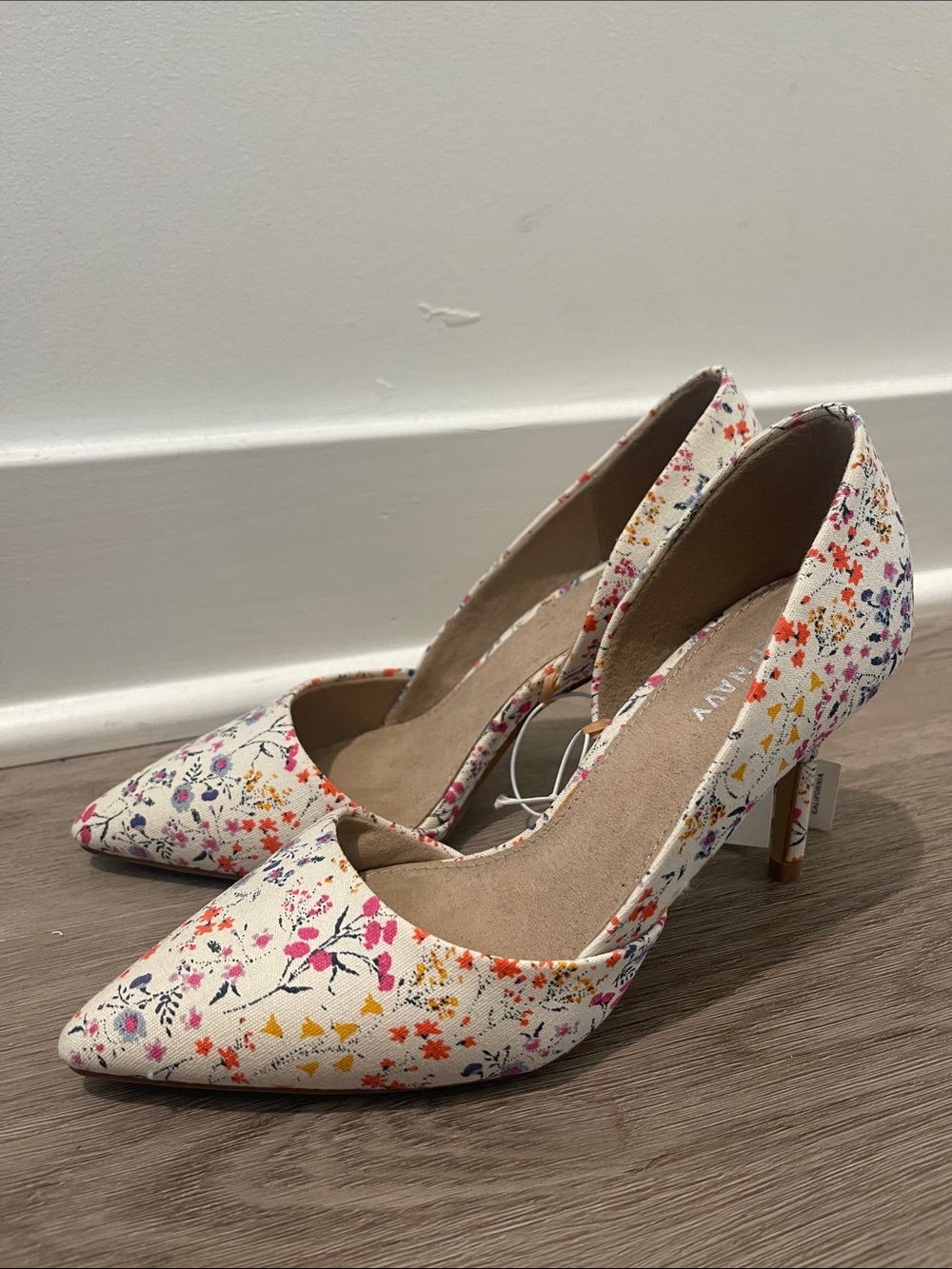 Old Navy Cream Floral Pointed-Toe Heels